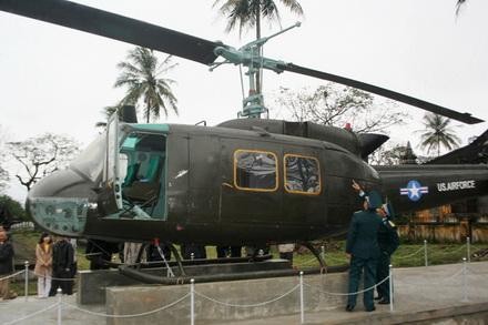 Hiện vật máy bay trực thăng UH-1 được trưng bày tại Bảo tàng Thừa Thiên – Huế.